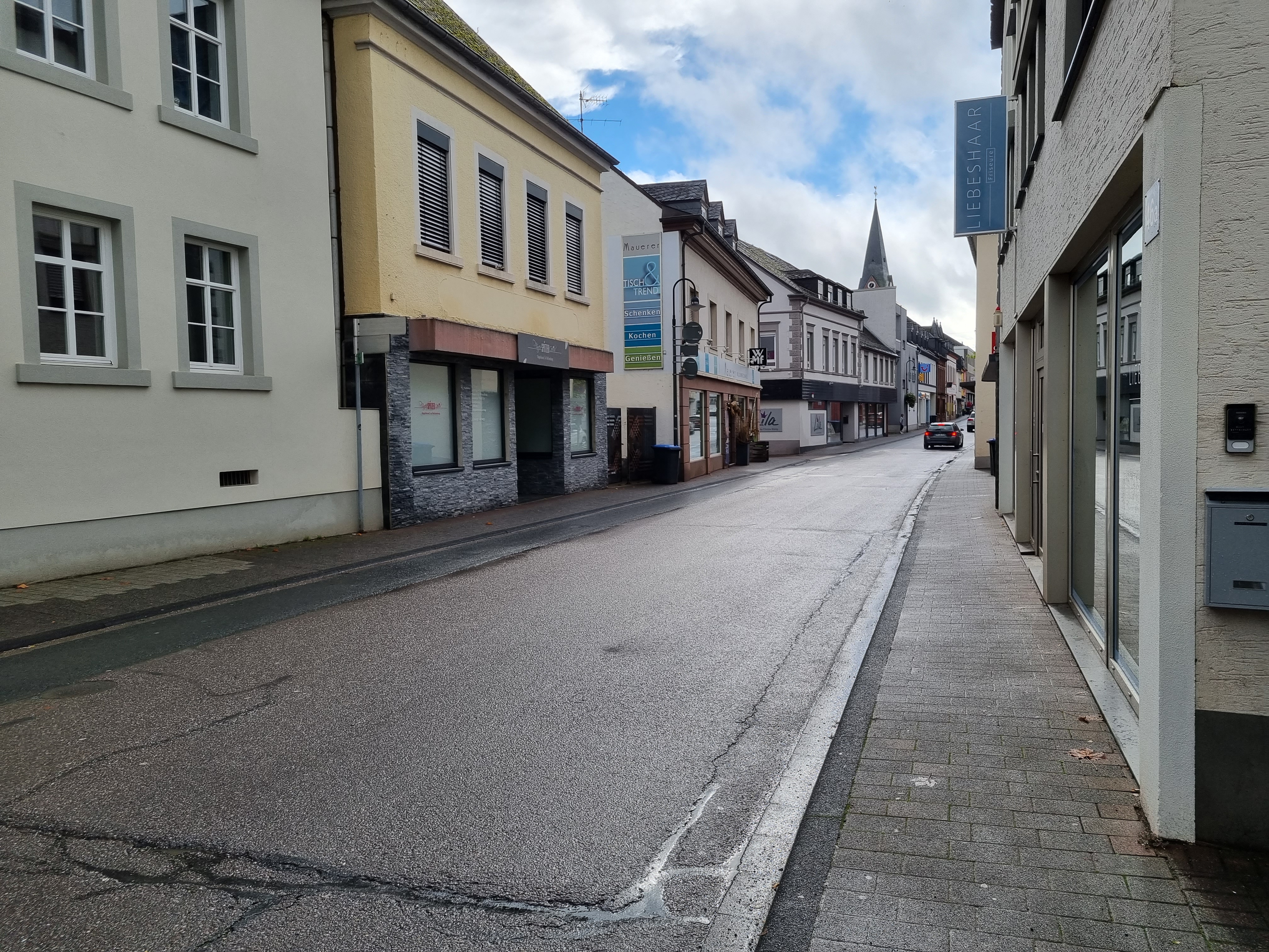 Viel gerade Straße, wenig Gehweg und wenig Aufenthaltsqualität: Der Ist-Zustand in der Richtstraße