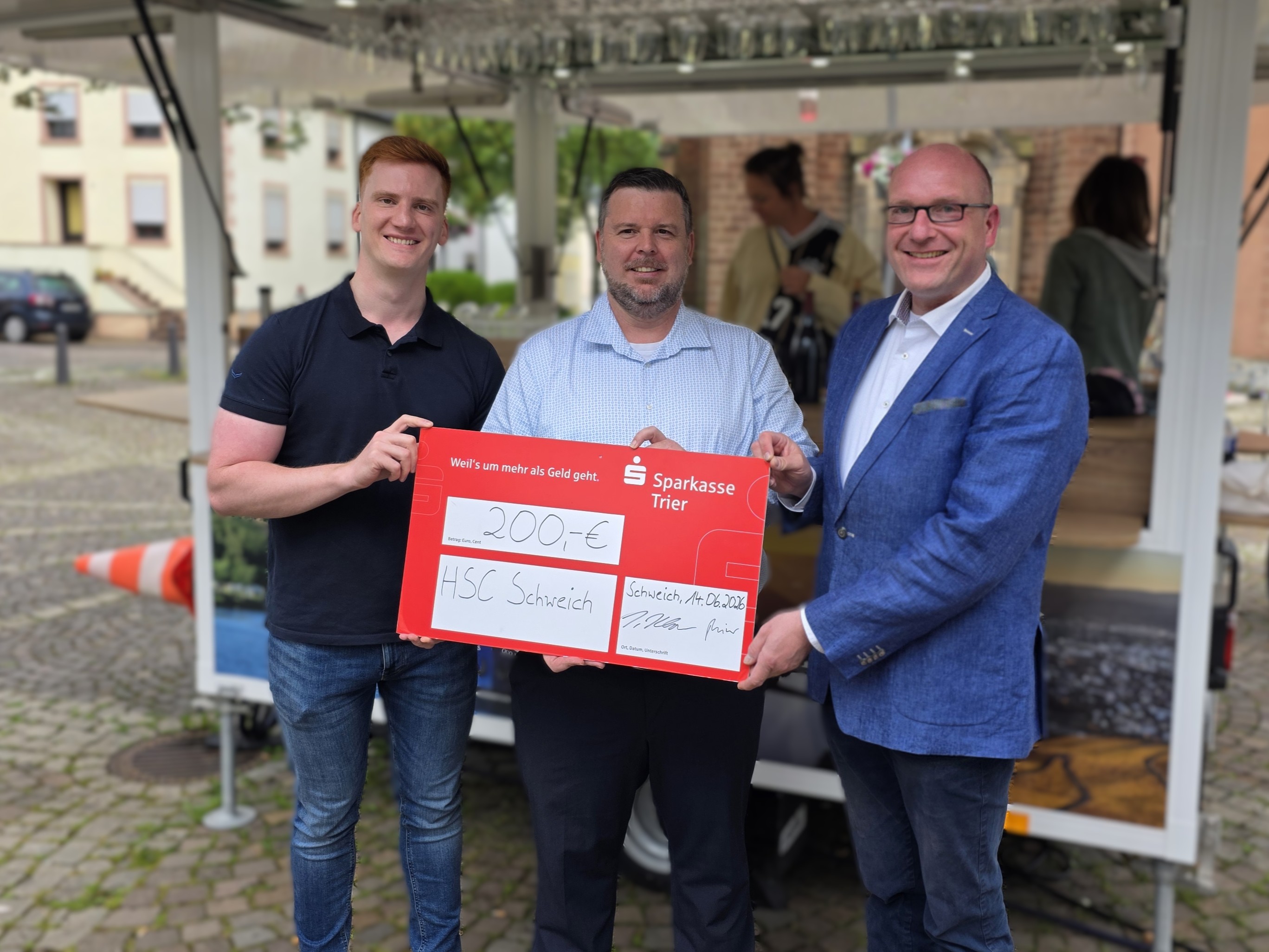 CDU-Fraktionsvorsitzender Jonas Klar (l.) und CDU-Stadtverbandsvorsitzender Lars Rieger (r.) �berreichen den Spendenscheck an den Vorsitzenden des HSC Schweich, Sascha Koras